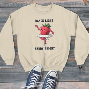 Strawberry Ballerina Cute Dance Light Cartoon Style Sudadera unisex, suéter gráfico retro, estilo moderno y divertido