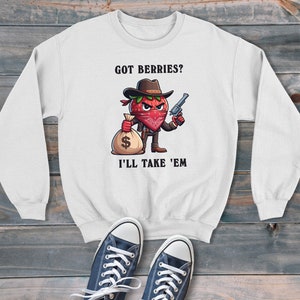 Strawberry Bandit Got Berries Sudadera unisex con estilo de dibujos animados, suéter gráfico retro, estilo moderno y divertido