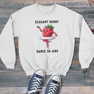Strawberry Ballerina Linda elegante Berry Cartoon Style Sudadera unisex, suéter gráfico retro, estilo moderno y divertido