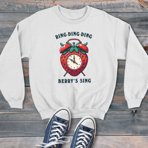 Fresas Reloj Anillo Ding Ding Sudadera unisex estilo dibujos animados, suéter gráfico retro, estilo moderno y divertido