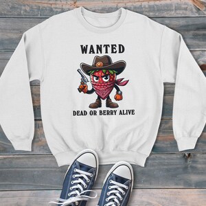 Strawberry Bandit Wanted Berry Alive Sudadera unisex con estilo de dibujos animados, suéter gráfico retro, estilo moderno y divertido