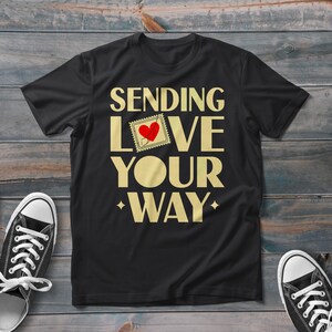 Camiseta de cartero, camiseta con sello retro "Enviando amor a tu manera", camiseta de entrega de cartero de moda, el mejor regalo para trabajadores postales