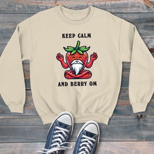 Strawberry Yoga Guru Keep Calm Cartoon Style Sudadera unisex, suéter gráfico retro, estilo moderno y divertido