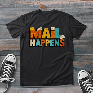 Camiseta de cartero, camiseta divertida Mail Happens, camiseta de entrega de cartero de moda, el mejor regalo para trabajadores postales
