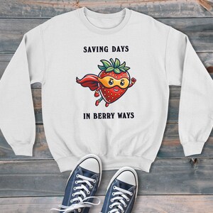 Strawberry Superhero Saving Days Sudadera unisex estilo dibujos animados, suéter gráfico retro, estilo moderno y divertido