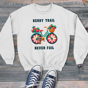 Strawberry Bicycle Berry Trail Sudadera unisex con estilo de dibujos animados, suéter gráfico retro, estilo moderno y divertido