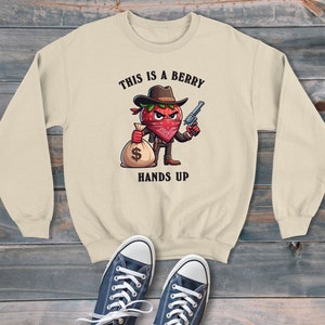Strawberry Bandit Esta es una sudadera unisex con estilo de dibujos animados de bayas, suéter gráfico retro, estilo moderno y divertido