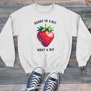 Fresa pixelada baya en sudadera unisex estilo dibujos animados de 8 bits, suéter gráfico retro, estilo moderno y divertido
