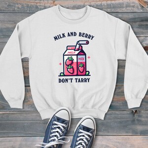 Sudadera unisex estilo dibujos animados de viaje de leche de fresa y bayas, suéter gráfico retro, estilo moderno y divertido
