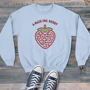 Strawberry Maze Amazing Berry Cartoon Style Sudadera unisex, suéter gráfico retro, estilo moderno y divertido