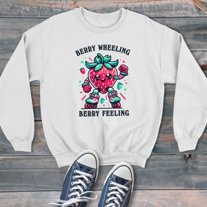 Fresa en patines Berry Wheeling Estilo de dibujos animados Sudadera unisex, suéter gráfico retro, estilo moderno y divertido