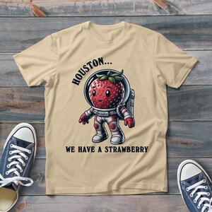 Strawberry Astronaut Houston Problem Camiseta unisex con estilo de dibujos animados, camiseta gráfica retro, estilo moderno y divertido