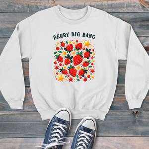 Fresas y estrellas Berry Big Bang Cartoon Style Sudadera unisex, suéter gráfico retro, estilo moderno y divertido
