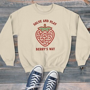 Strawberry Maze Resuelve y juega sudadera unisex estilo dibujos animados, suéter gráfico retro, estilo moderno y divertido