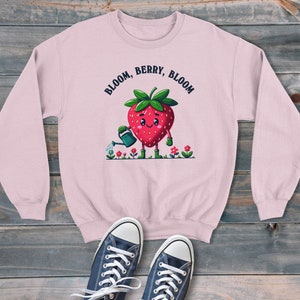 Strawberry Gardener Bloom Berry Bloom Cartoon Style Sudadera unisex, suéter gráfico retro, estilo moderno y divertido