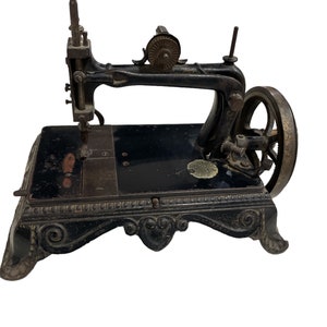 Antique sewing machine, Vintage sewing machine, Vintage home decor, Old sewing machine, Rare find Sewing machine, Rare find Home Decor