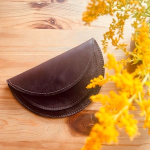 Cartera "The Olli" - cartera con tres compartimentos de cuero natural marrón oscuro