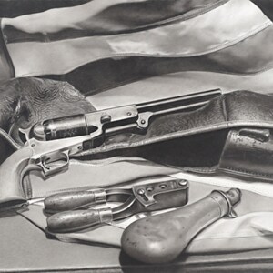 Könnte beinhalten: Eine Schwarzweißzeichnung eines Revolvers in einem Lederholster, mit einer Flagge, Werkzeugen und einem Holzhammer auf einem Tisch.