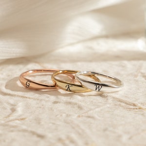 Anillo personalizado con nombre inicial delicado, anillo delgado con nombre grabado, anillos apilables personalizados, regalo de aniversario para ella, anillo minimalista personalizado