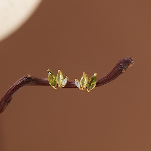 Orecchini a lobo a forma di foglia con peridoto, Orecchini a lobo a forma di foglia con peridoto, Delicati orecchini con cristalli verdi, Gioielli con pietre preziose a forma di marquise, Regalo di compleanno per lei, Regalo per la mamma