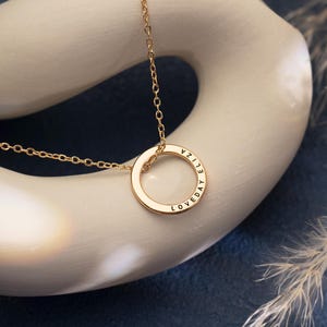 Collar con círculo grabado con nombre familiar, collar con nombre de pareja, collar con colgante dorado con mensaje, regalo para mamá en el Día de la Madre, regalos para damas de honor