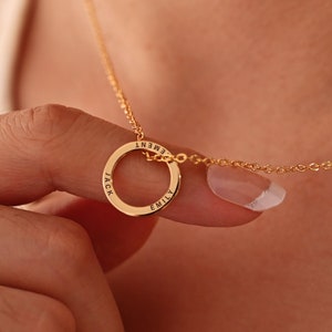 Collar con nombre grabado personalizado, collar con nombre en círculo de plata, joyería personalizada hecha a mano, regalos para el día de la madre para mamá, regalos con nombre de familia
