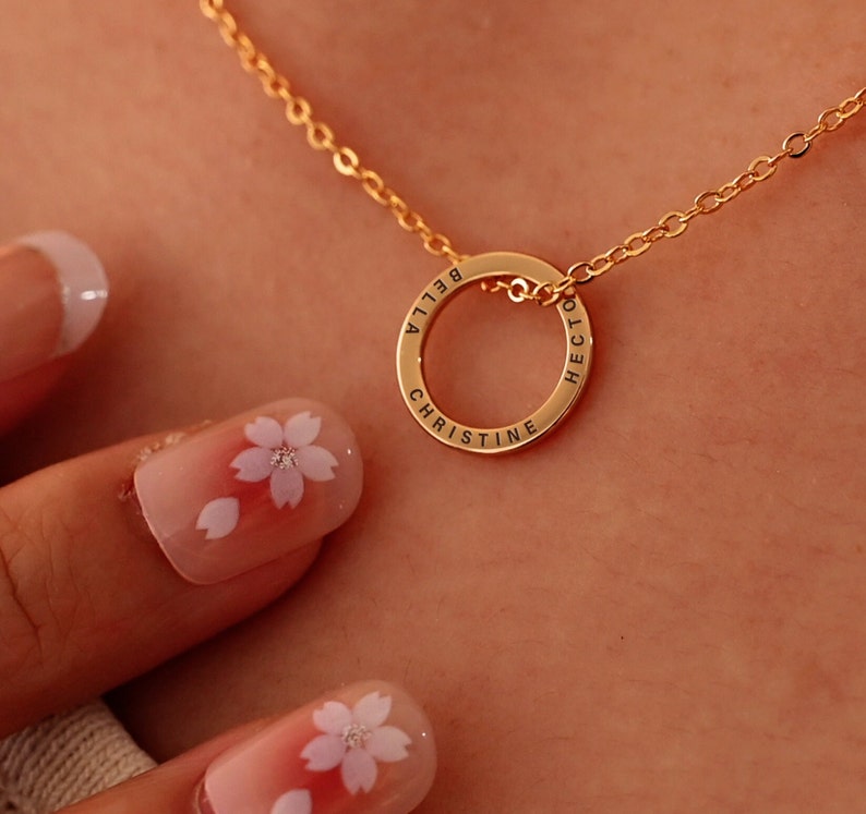 Collier prénom cercle personnalisé, collier prénom gravé personnalisé, bijoux faits main, cadeau de fête des mères pour elle, cadeau d'anniversaire pour couple image 2