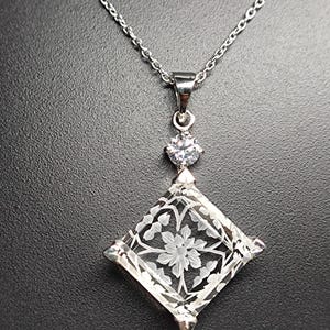 Natürlicher Kristalledelstein-Anhänger, schöne Blumen-Handschnitzerei, Fantasy-Stein, Anhänger, geschnitzter Edelstein, Geburtstagsgeschenke,