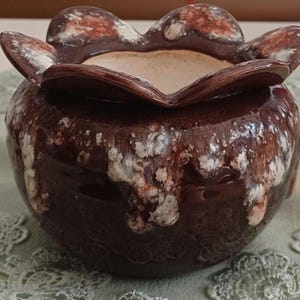 Op de afbeelding: Een witte keramische mok met een zwarte handgreep en de tekst "But First, Coffee" in een vetgedrukte, zwarte letter. De mok staat tegen een neutrale achtergrond, wat het eenvoudige ontwerp benadrukt.