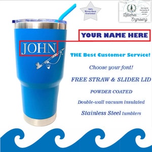 Może przedstawiać: Niebieski kubek termiczny ze stali nierdzewnej z przesuwaną pokrywką i słomką. Kubek jest pokryty proszkowo i ma wygrawerowane imię "JOHN". Kubek jest otoczony falami, a tekst "YOUR NAME HERE" znajduje się w górnej części obrazu.