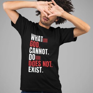 Può includere: Una maglietta nera con testo bianco che recita "WHAT GOD CANNOT DO DOES NOT EXIST."