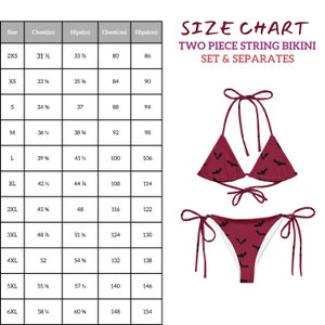 Pode incluir: Um conjunto de biqu&iacute;ni de duas pe&ccedil;as em borgonha com estampa de morcegos. A imagem inclui uma tabela de tamanhos com medidas em cm para peito e quadris, de 2XS a 6XL. O texto diz "SIZE CHART TWO PIECE STRING BIKINI SET & SEPARATES."