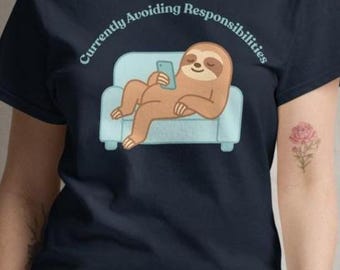 Cartoon Faultier T-Shirt | Niedliches gemütliches Humor T-Shirt | Faultier Faulenzen auf Couch Design | Pastell Lazy Day Grafik T-Shirt | Lustiges Geschenk für Sie oder Ihn