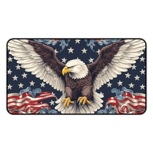 Peut inclure: Un aigle chauve aux ailes déployées est centré sur un fond bleu avec des étoiles blanches. L'aigle est perché sur un drapeau américain rouge, blanc et bleu.