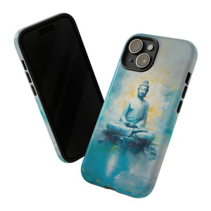 Puede incluir: Una funda de teléfono azul y blanca con una pintura de un Buda meditando sobre un fondo nublado.