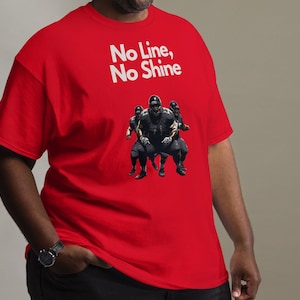 Könnte beinhalten: Rotes T-Shirt mit dem Text "No Line, No Shine" in Weiß. Das Shirt zeigt eine Grafik von vier Footballspielern in schwarzen Uniformen.