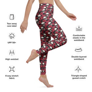 Peut inclure: Legging taille haute avec un motif répété de crânes blancs et de roses rouges sur fond noir. Comprend une étiquette d'entretien détachable, une protection UPF 50+, un tissu extensible dans les 4 sens, une ceinture à double couche et un entrejambe à gousset triangulaire.