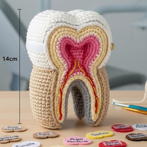 Puede incluir: Una taza de cerámica blanca con un asa negra y el texto "But First, Coffee" en negrita negra. La taza está sobre una superficie blanca. La taza mide aproximadamente 10 cm de alto.