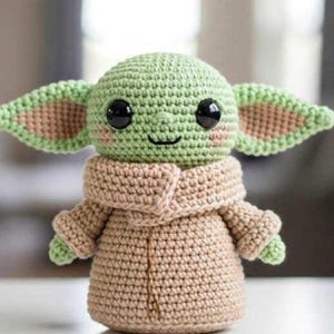 Baby Yoda (Grogu) med detta kompletta, detaljerade amigurumi-virkmönster
