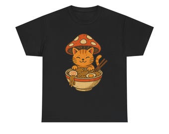 Puede incluir: Camiseta negra con una ilustración de dibujos animados de un gato naranja sonriente debajo de una seta roja. El gato está en un cuenco de ramen con palillos. El diseño tiene un estilo vintage.