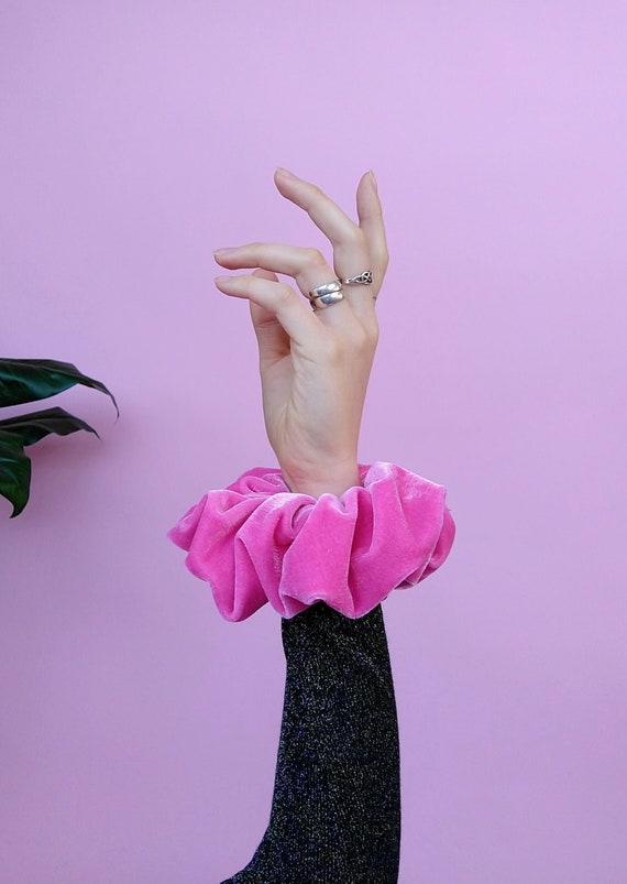 VELVET SCRUNCHIE BUBBLEGUM PINK VELVET SCRUNCHIE BUBBLEGUM PINK