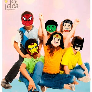 Peut inclure: Cinq enfants portant des masques de super-héros. Les masques sont ceux de Spiderman, Hulk, Wonder Woman, Iron Man et Batman. Les enfants portent des chemises colorées et des jeans.