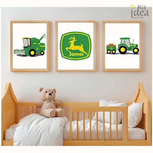 Puede incluir: Tres impresiones enmarcadas con ilustraciones de equipos agrícolas. Las impresiones muestran una cosechadora verde, un logotipo verde y amarillo con un ciervo y un tractor verde. Las impresiones están sobre una cuna de madera con un oso de peluche y almohadas.