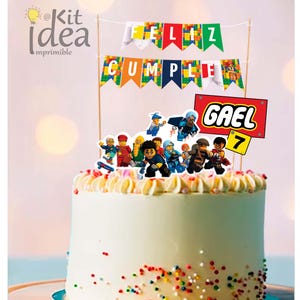 Puede incluir: Un pastel blanco decorado con un topper de pastel con temática de Lego. El topper presenta una pancarta que dice "Feliz Cumple" y una figura de Lego sosteniendo un cartel que dice "Gael 7".