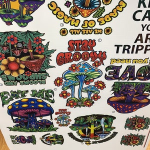 K&ouml;nnte beinhalten: Ein Bogen mit bunten Aufklebern mit psychedelischen Pilzmotiven. Die Aufkleber zeigen S&auml;tze wie "Stay Groovy", "Keep Calm You Are Tripping", "Made of Magic" und "Eat Me".