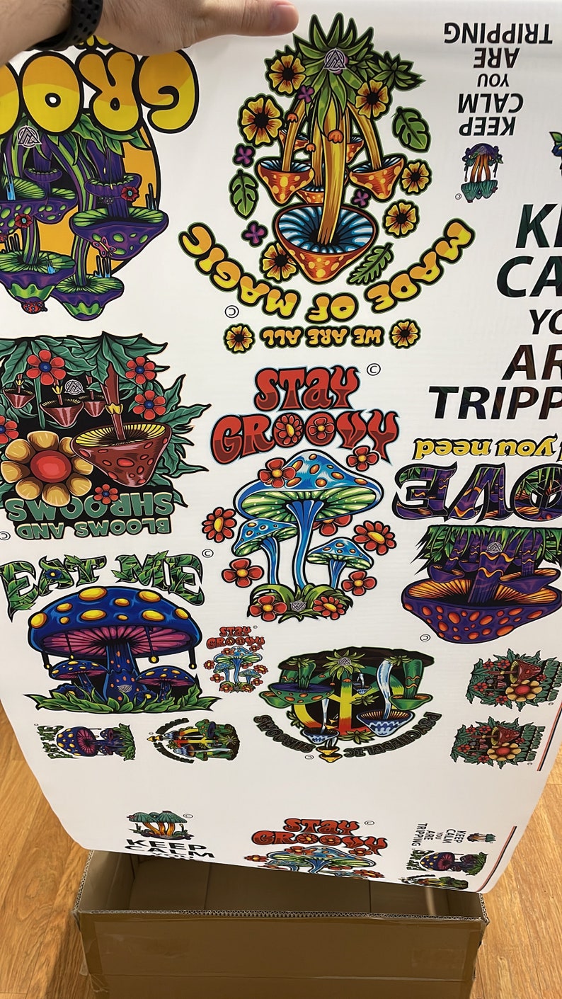 K&ouml;nnte beinhalten: Ein Bogen mit bunten Aufklebern mit psychedelischen Pilzmotiven. Die Aufkleber zeigen S&auml;tze wie "Stay Groovy", "Keep Calm You Are Tripping", "Made of Magic" und "Eat Me".