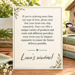 Puede incluir: Un letrero rectangular blanco con un borde negro fino, que presenta ilustraciones florales verdes en las esquinas superior izquierda e inferior derecha. El texto dice: If you're ordering more than one type of item, please note that your items may ship separately. Luna's window!