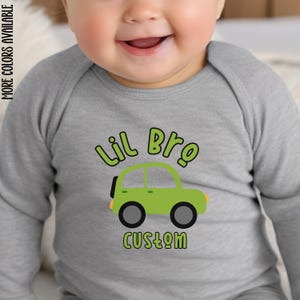 Zabawkowy samochód Spersonalizowany mały brat Bodysuit, Niestandardowe imię, Ubranka dla niemowląt, Prezent dla nowego dziecka, Nowe rodzeństwo Bodysuit, Prezent na baby shower