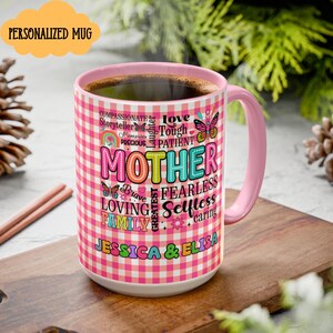 Taza personalizada de mamá a cuadros con nombre de niño, taza de mamá a cuadros rosa, regalo sentimental para el Día de la Madre, taza de café con mariposa a cuadros para mamá