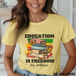 Koszulka z nadrukiem Education is Freedom, koszulka z nadrukiem inspirującym dla nauczycieli, koszulka dla studentów, prezent na ukończenie studiów, prezent dla miłośników książek, koszulka letnia